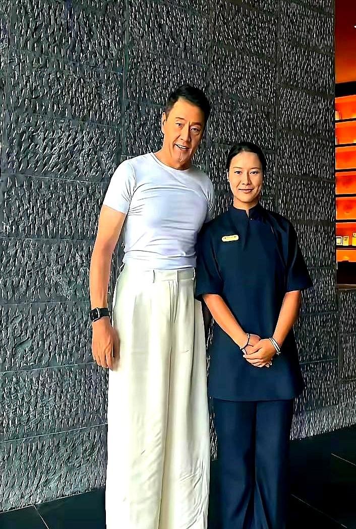 68岁的于荣光，每天5:30起床，先撸铁再长跑，肌肉线条比很多90后还清晰。