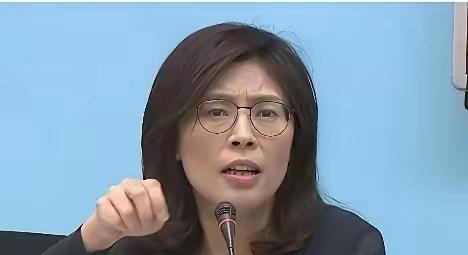 国民党主席郑丽文26日松口：个人最想明年上半年访陆，但大陆得先递邀请函，还得“对