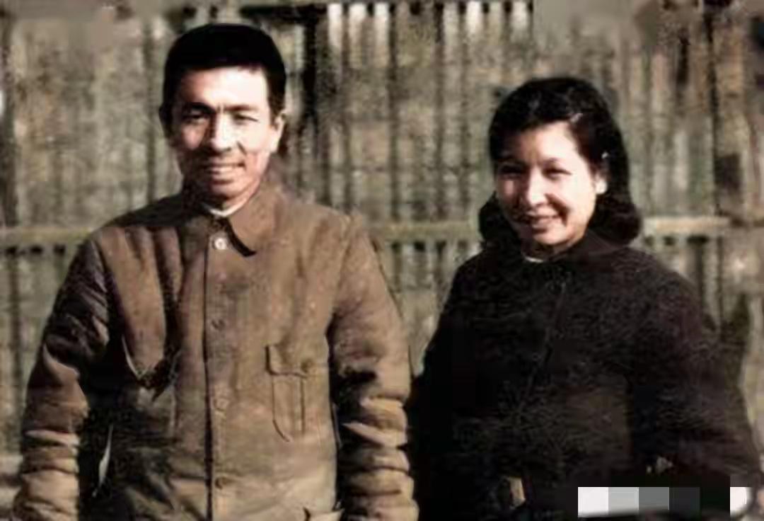 “延安第一美女”曾志，那颜值在当时堪称一绝。年轻时的她身材高挑，走在人群中犹如一