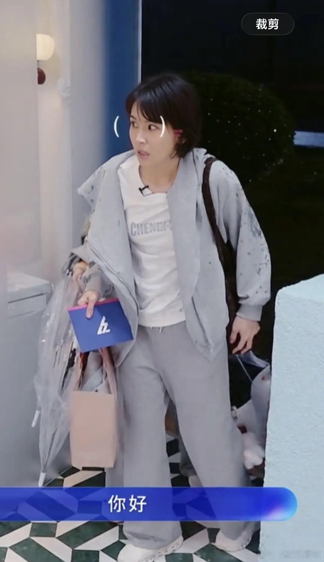 偷感好重啊，这是在刻意降低自己的存在感吗