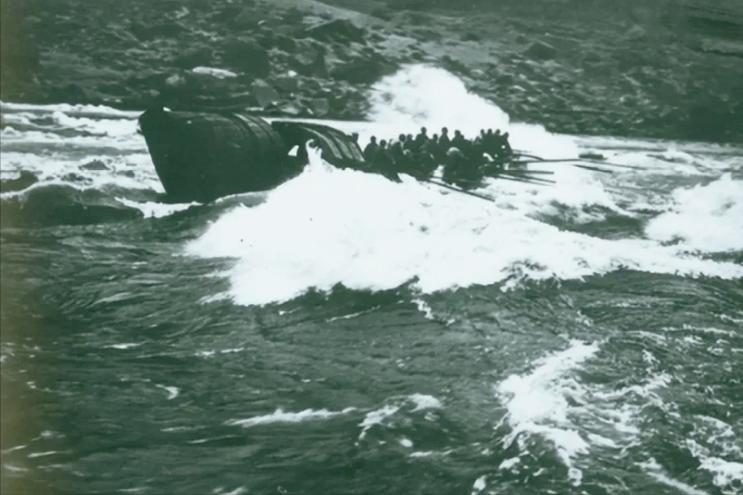 1942年，渔民陈根土载着16个日军过江。不料，船到江心，他突然哈哈大笑