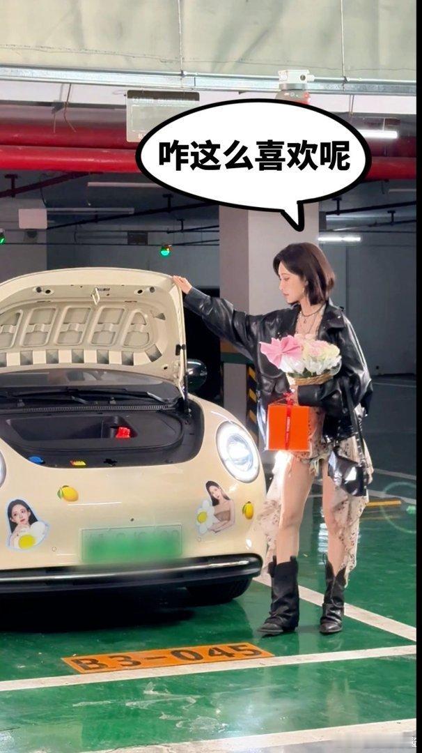 偶遇孟子义自驾打卡重庆原本只是在路上正常行走，被这辆画风可爱的车子吸引，下意识认
