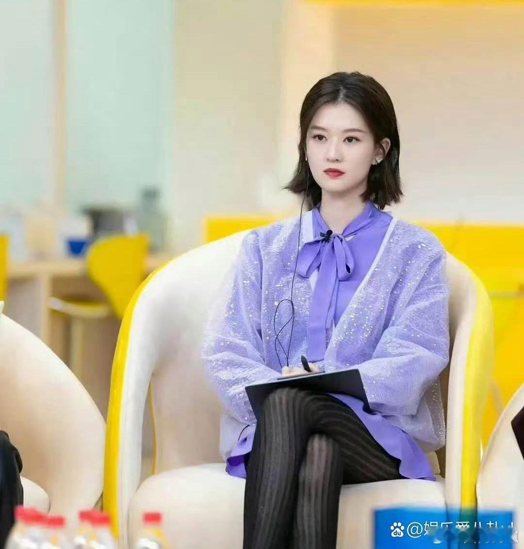 乔欣黑丝造型直接颠覆清纯印象，翘腿坐姿又欲又飒，魅力拉满