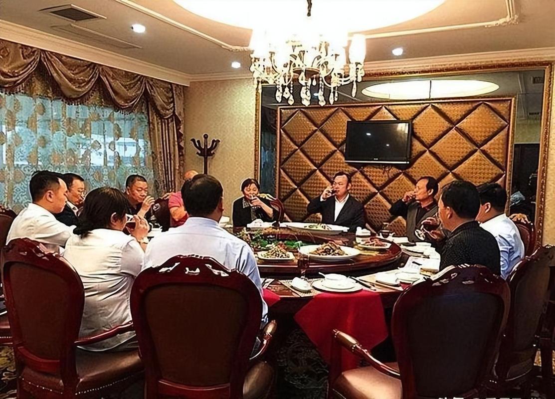 西方彻底傻眼了：中国男人聚会既不聊女团，也不聊八卦，三杯酒下肚，直接探讨第三次世