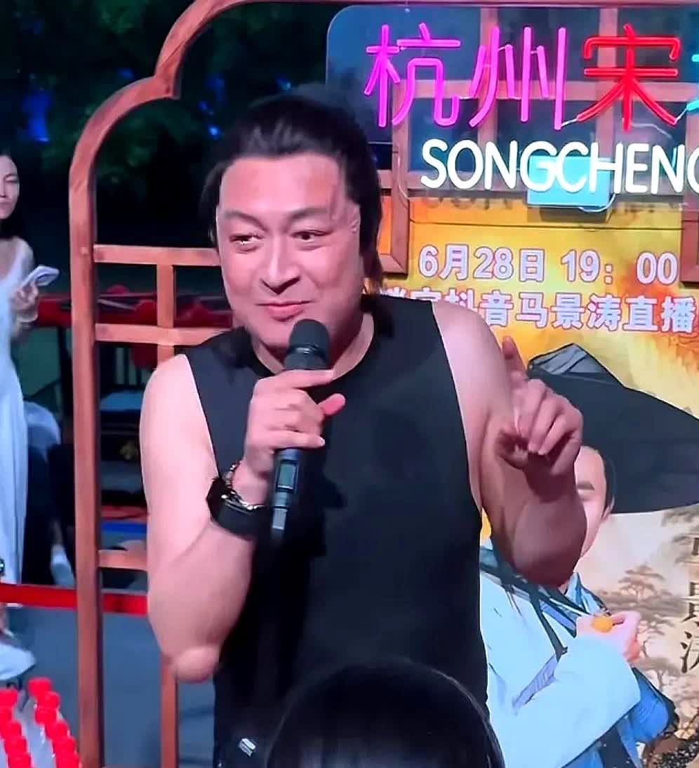 昨晚马景涛在宋城直播送水呢，有个小朋友领完水脆生生喊了句“谢谢爷爷”，