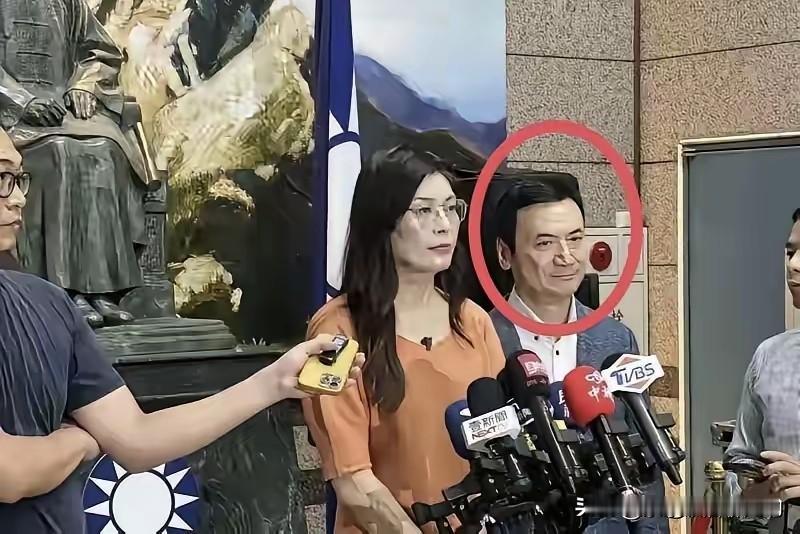 钦佩杨永明的眼光。郑丽文选举一路走来，她的身后不离左右的一位男士，就是杨永明。