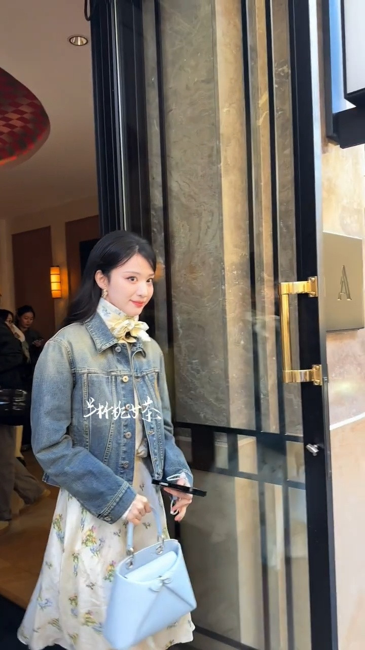 楚然女神闪耀巴黎！！王楚然牛仔衣连衣裙造型