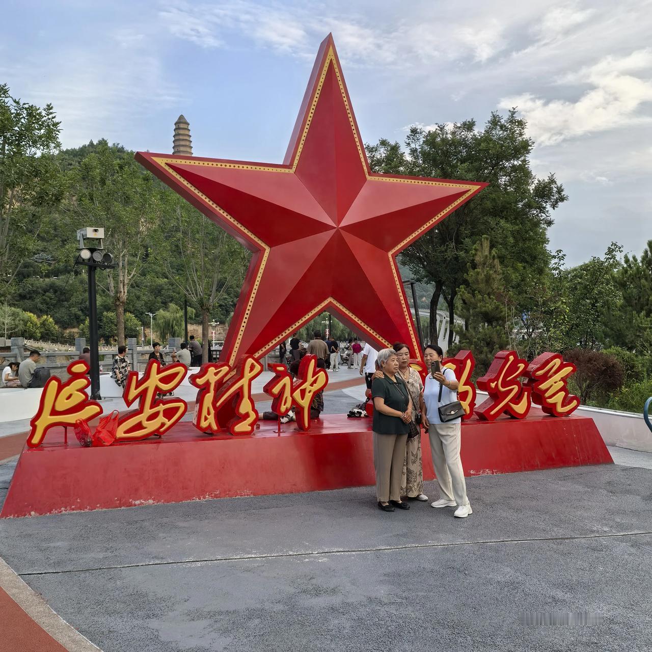 这个广场叫南门广场，就在宝塔山脚下，当地人习惯叫“南门口广场”。位置非