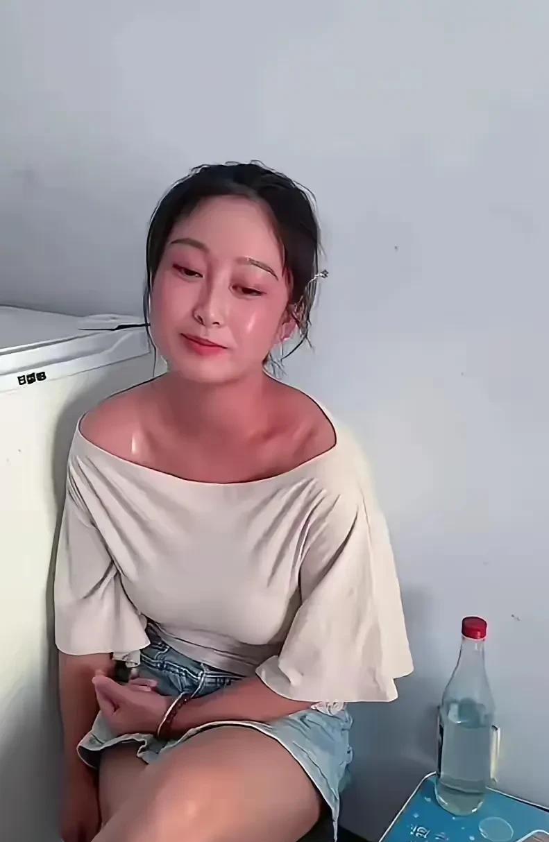 热死了寻思喝点酒解解暑没想到更热了浑身燥热受不了了[害羞]这可咋整