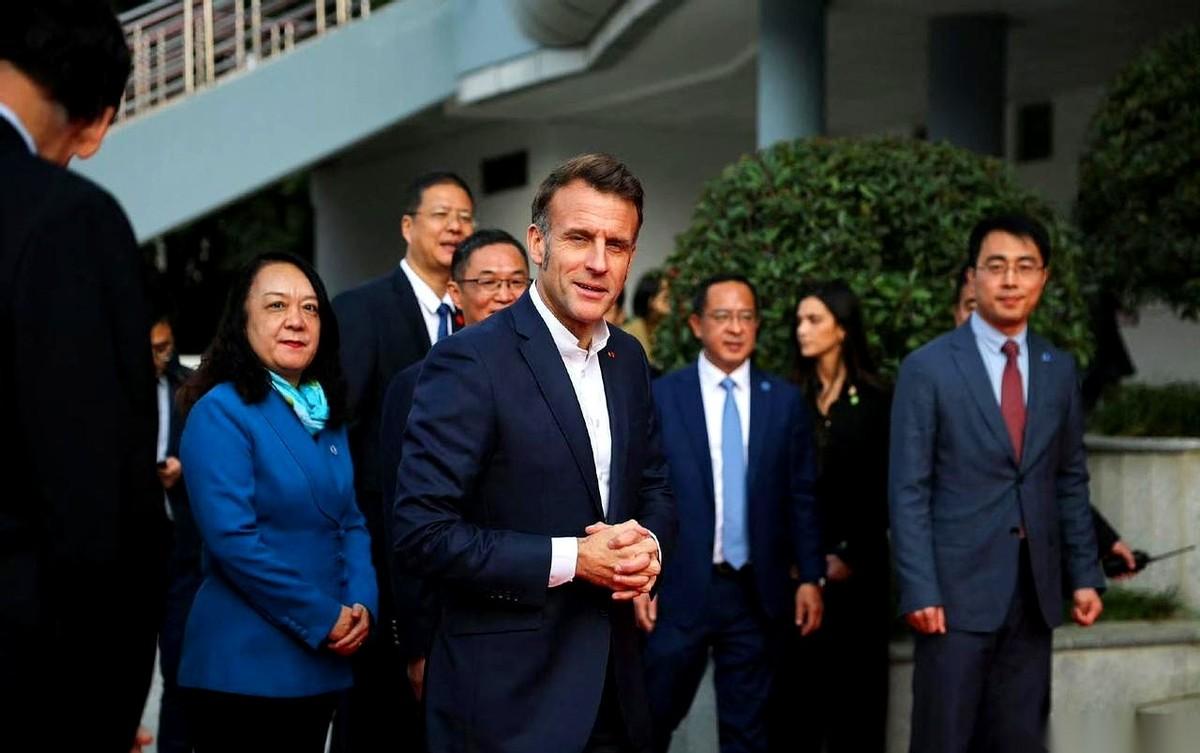 马克龙怕是得了一种病。一种离了咱们这儿的尖叫和欢呼，就活不下去的病。你看他在