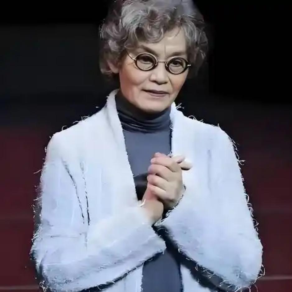 71岁潘虹晚年醒悟，道尽人生遗憾潘虹，独居上海，一生斩获无数影视大奖，站上
