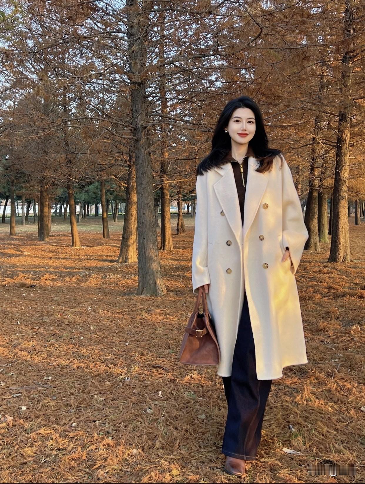分享你镜头下的美好瞬间秋日暖阳下，优雅白大衣搭配棕色手提包，尽显温柔与时尚。