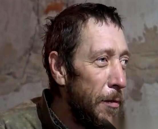 俩小伙子，举着手出来了。一问，里头没吃的了，啃了好几天过期面包。没水没电。最