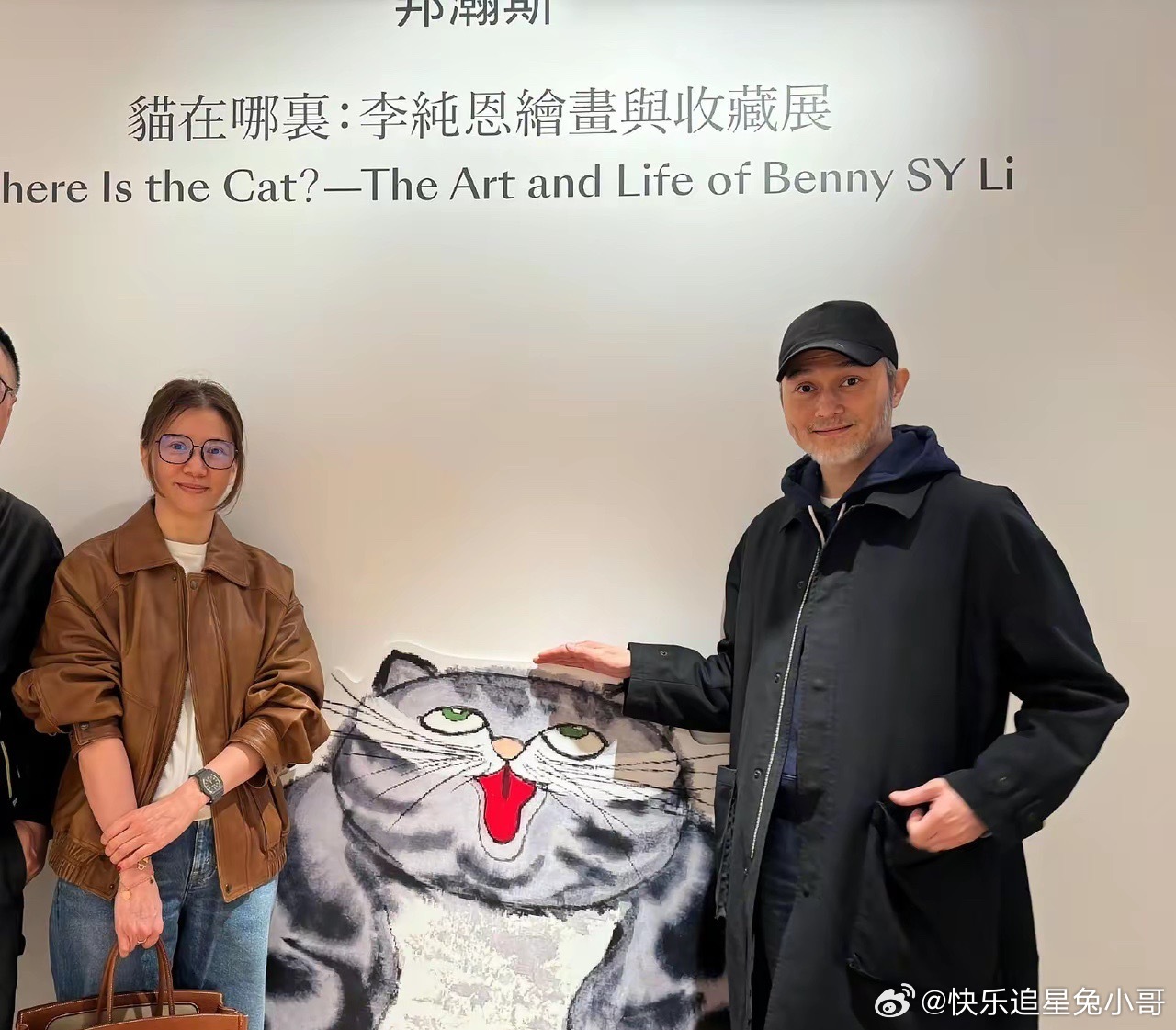 张智霖袁咏仪夫妇同框，大帅哥智霖哥怎么胡子都白了呢，这样的造型实在太显老了啊