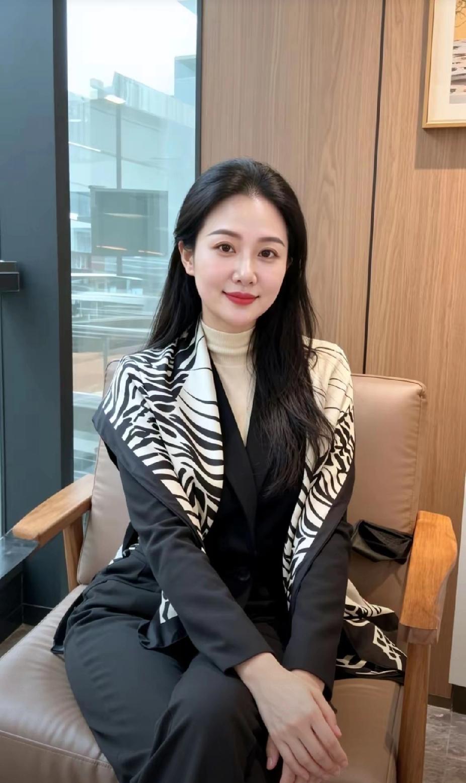 静坐窗前思，心随景自闲。如何穿出职场女神范?