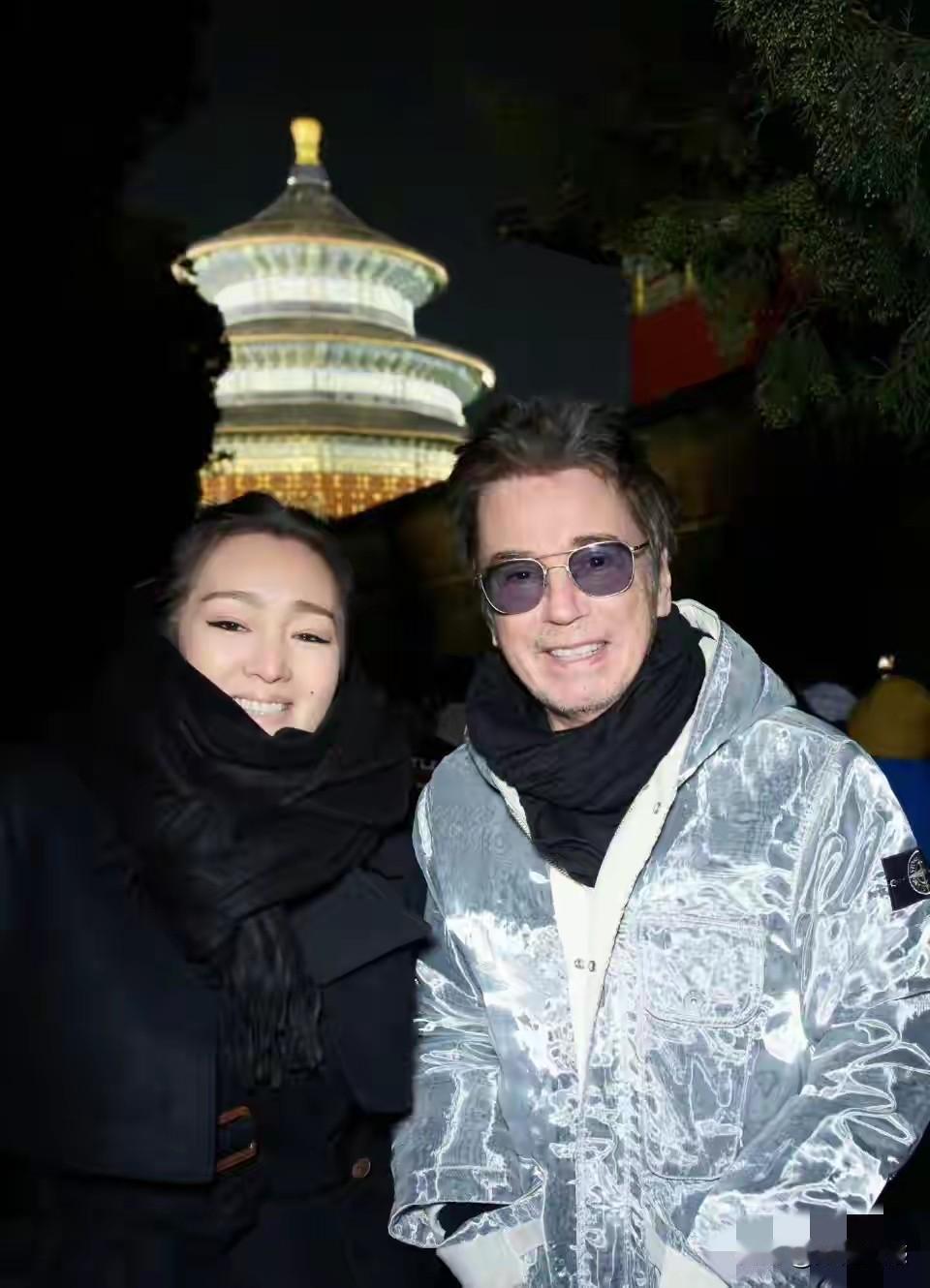 巩俐和老公在北京街头秀恩爱，看了让人真是很羡慕，也很眼热，巩俐的颜值，巩俐的气质