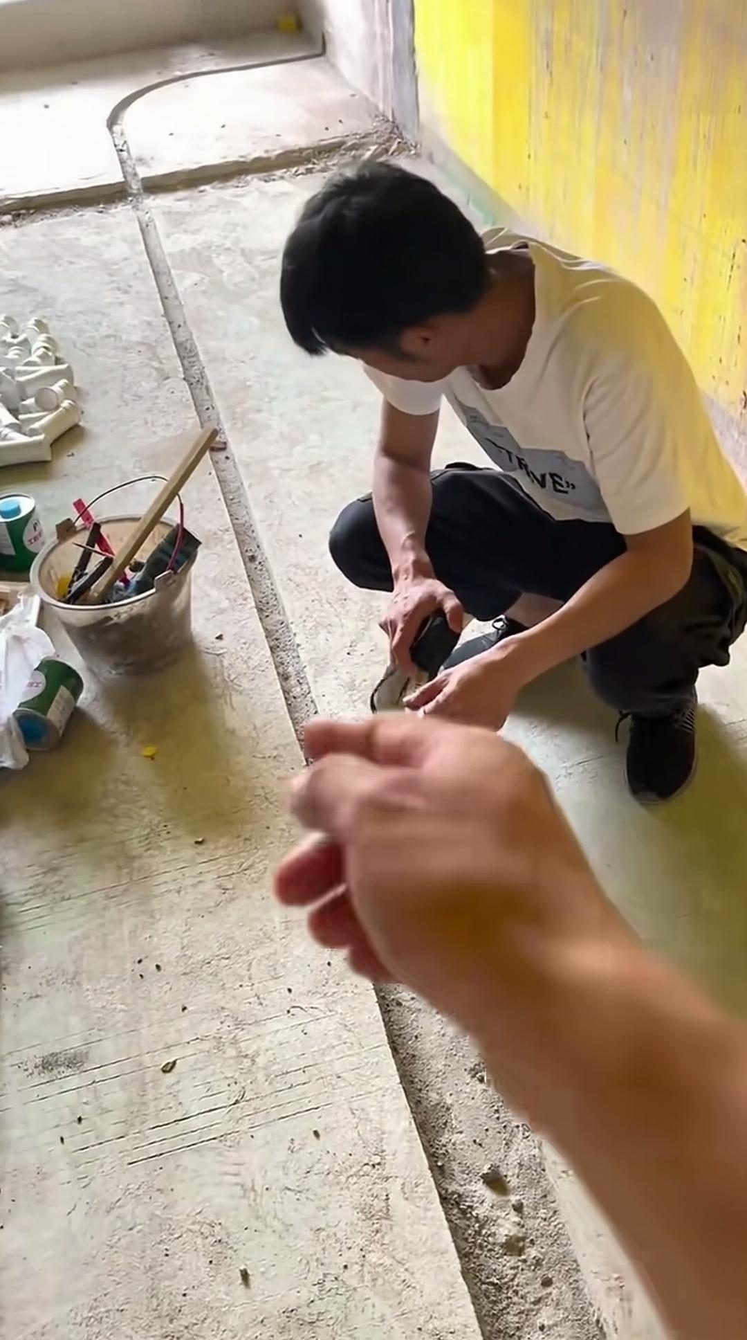 水电布管时在楼板上深开槽，是否会损伤到楼板钢筋呢？水电施工铺设管线，在楼板上开