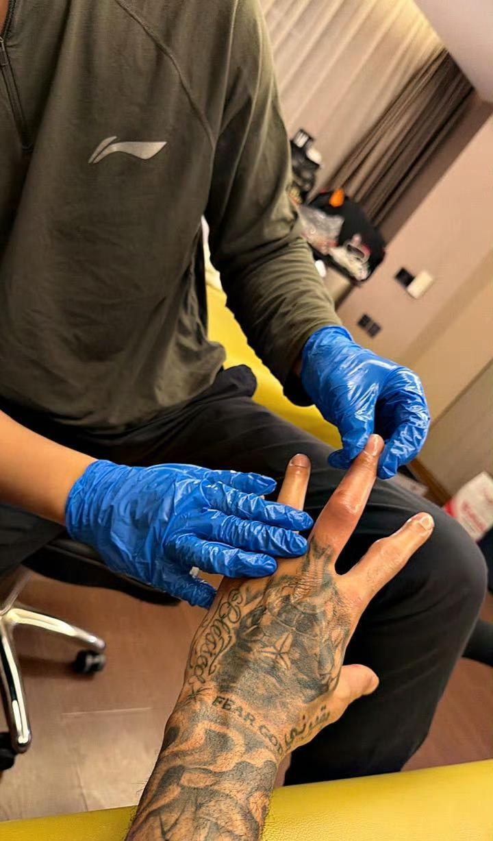 辽篮外援莫兰德深夜发文，说手指脱臼，但我需要他。4月4日晚，莫兰德在个人社交