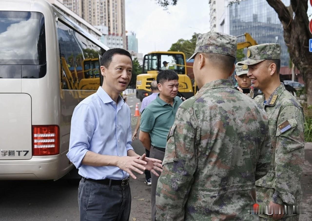 强台风麦德姆毫不留情地肆虐湛江，满城都是倒伏的大树和残枝败叶，不少路边停放的汽车