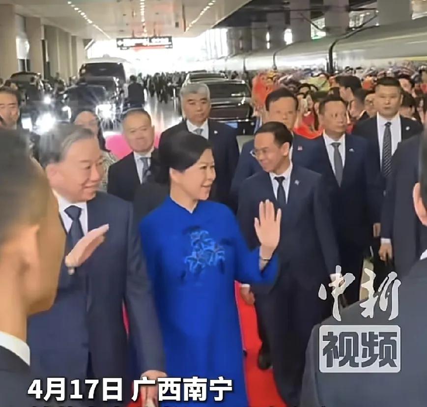 越南领导人苏林，从北京坐动车到南宁，坐了十个小时，这位六十多岁的老人，长途跋涉一