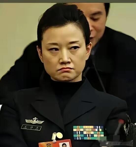 女神也有这么可爱的时候，她表现出不高兴的一面，嘴角向下撇，眼神有点凶，估计是哪一
