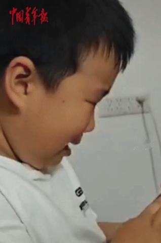 “又好笑又感动!”一年级男孩由于认字不多，翻出爸妈的结婚证后，突然嚎啕大哭，还