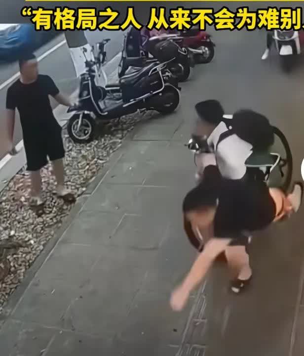 男子被学生撞到，重重摔在地上。路人将男子扶起，尽管疼痛难忍，但也没有责怪，示