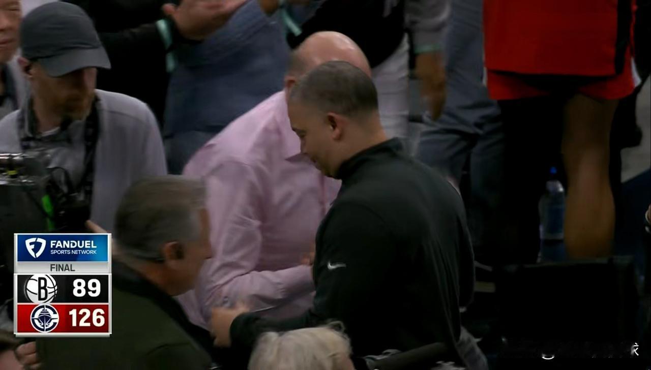 快船主帅泰伦-卢真是太懂人情世故了！在今天快船主场以126：89大胜篮网的赛后，