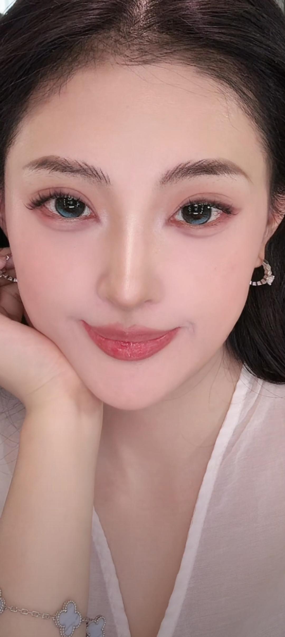 这姑娘眼睛好美，笑容甜。