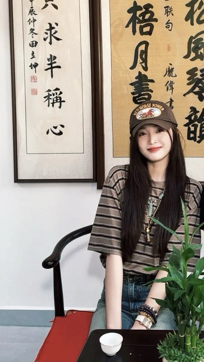 吴宣仪.就宣仪式感刷到了一组合影吴选，是上个月25那天的