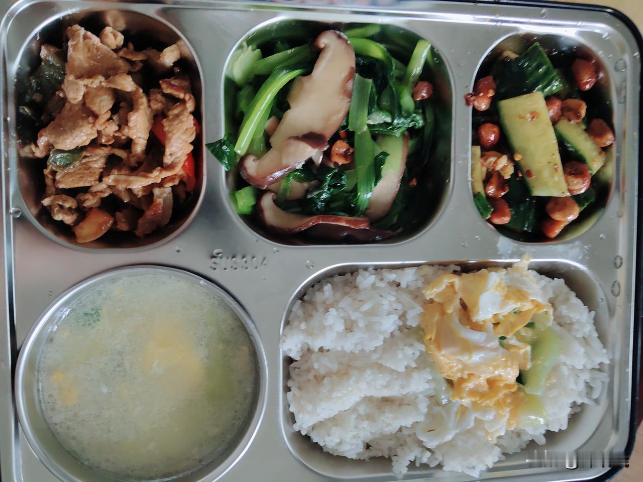 晒晒做的午餐今日午餐，红烧肉片➕凉拌黄瓜➕青菜边蘑菇➕丝瓜蛋汤。