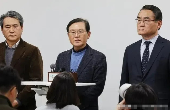 28日下午韩国尹前总统的辩护律师金洪日、蔡明成、宋振浩和尹甲根针对内乱案特别检