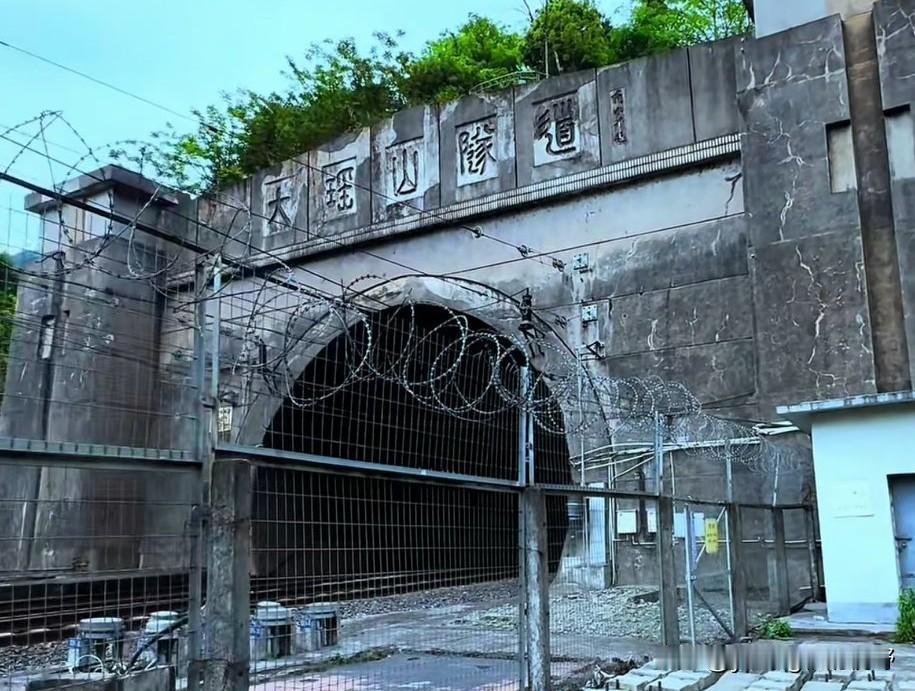 位于粤北韶关乐昌的大瑶山隧道，也是京广铁路南端最长的隧道，在当年还一度是限制火车