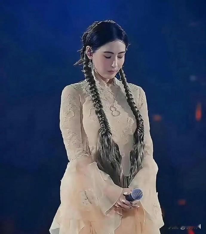 她不愧是香港“最后的美人”！张柏芝现身林家谦演唱会状态封神，45岁依旧精致得