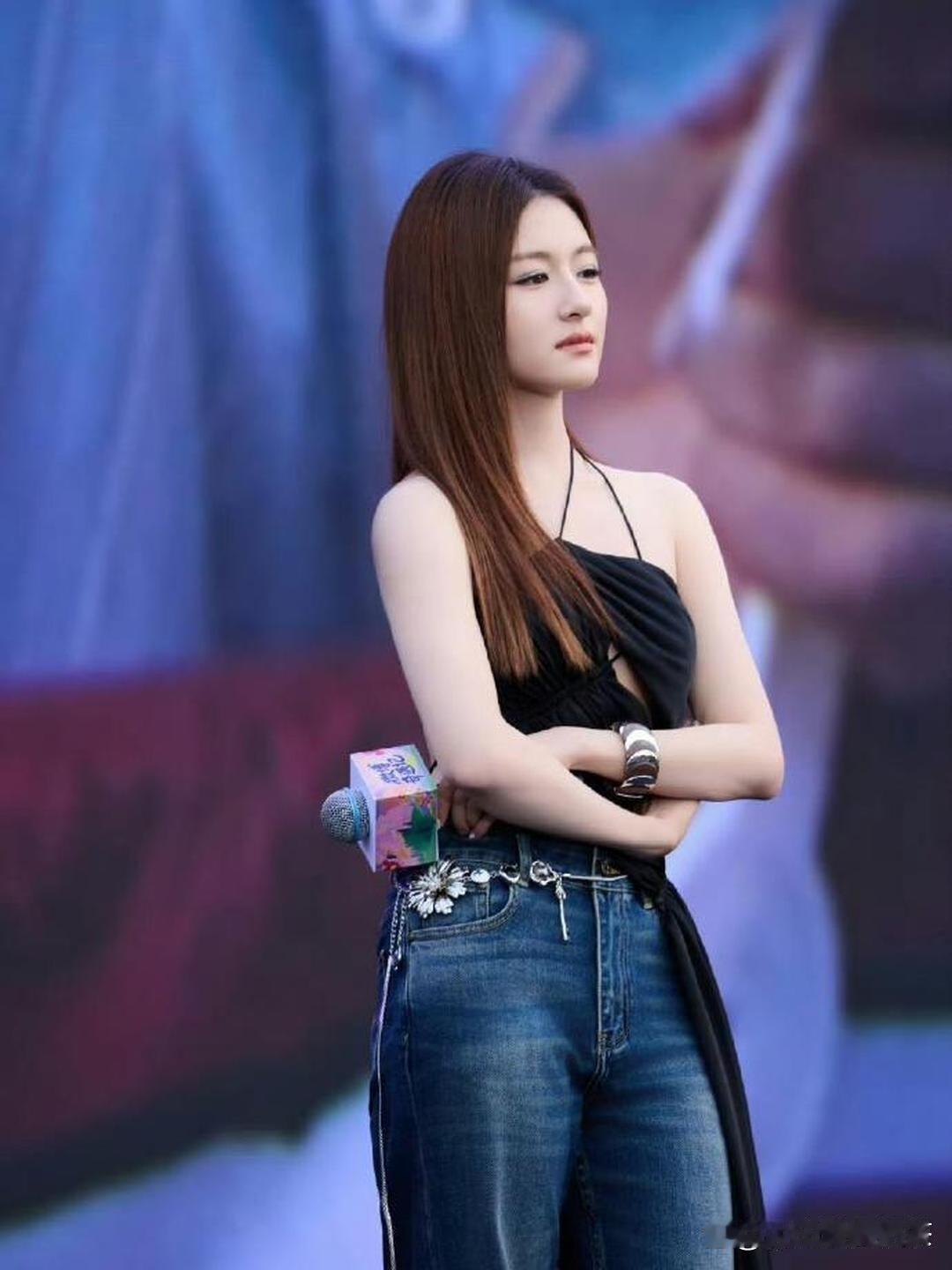 李兰迪最近有照过镜子吗，瘦了好多呀​