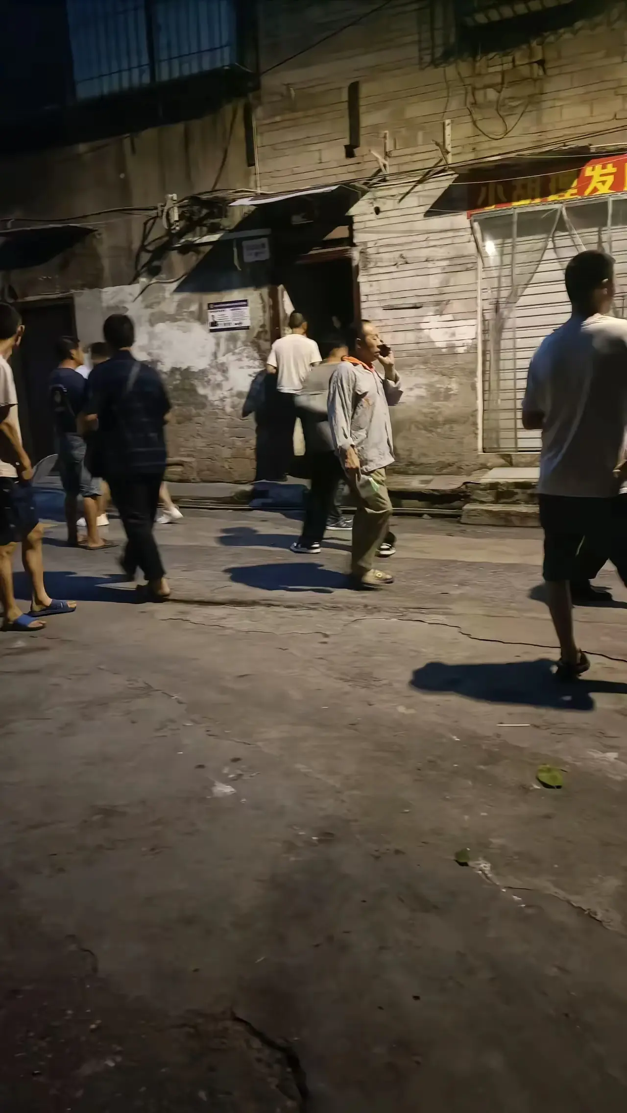 这家理发店看起来很破旧，可生意真好！