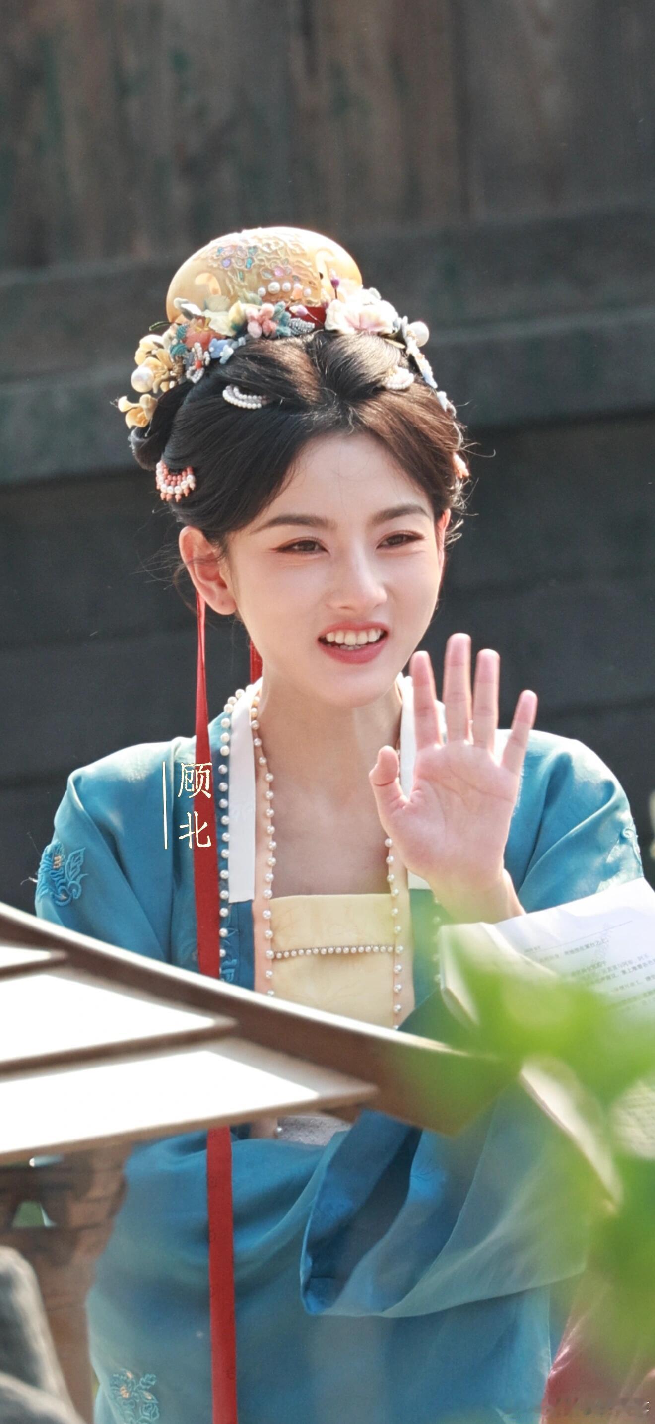 随手拍的路透，祖儿这状态真的绝了，生图直接封神！这小脸好嫩呀，吴蒖蒖状态超佳！宋