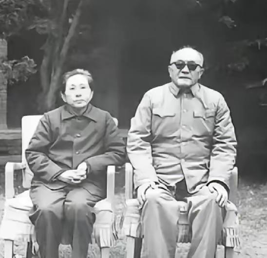 1952年，黄克诚的岳父贩卖鸦片，被判了死刑，行刑之前，黄克诚找到负责这个案子的