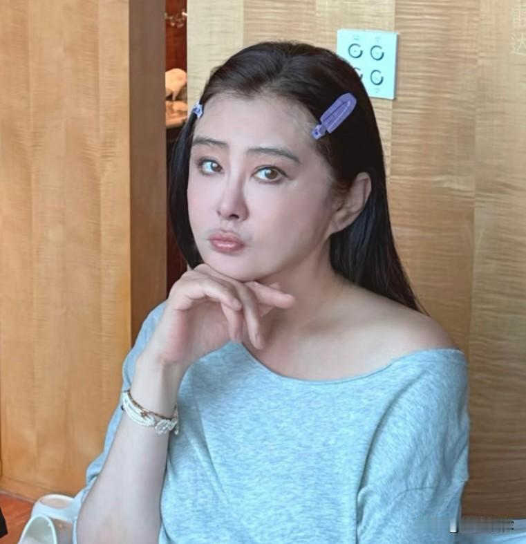 曾经风华绝代的王祖贤，如今生图状态落差巨大，成了很多人眼里医美反噬的鲜活案例。年