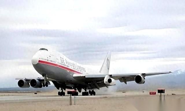 至少27架飞机，咱们的，被扣在俄罗斯了。说是27架，我跟你讲，这数听听就算了，