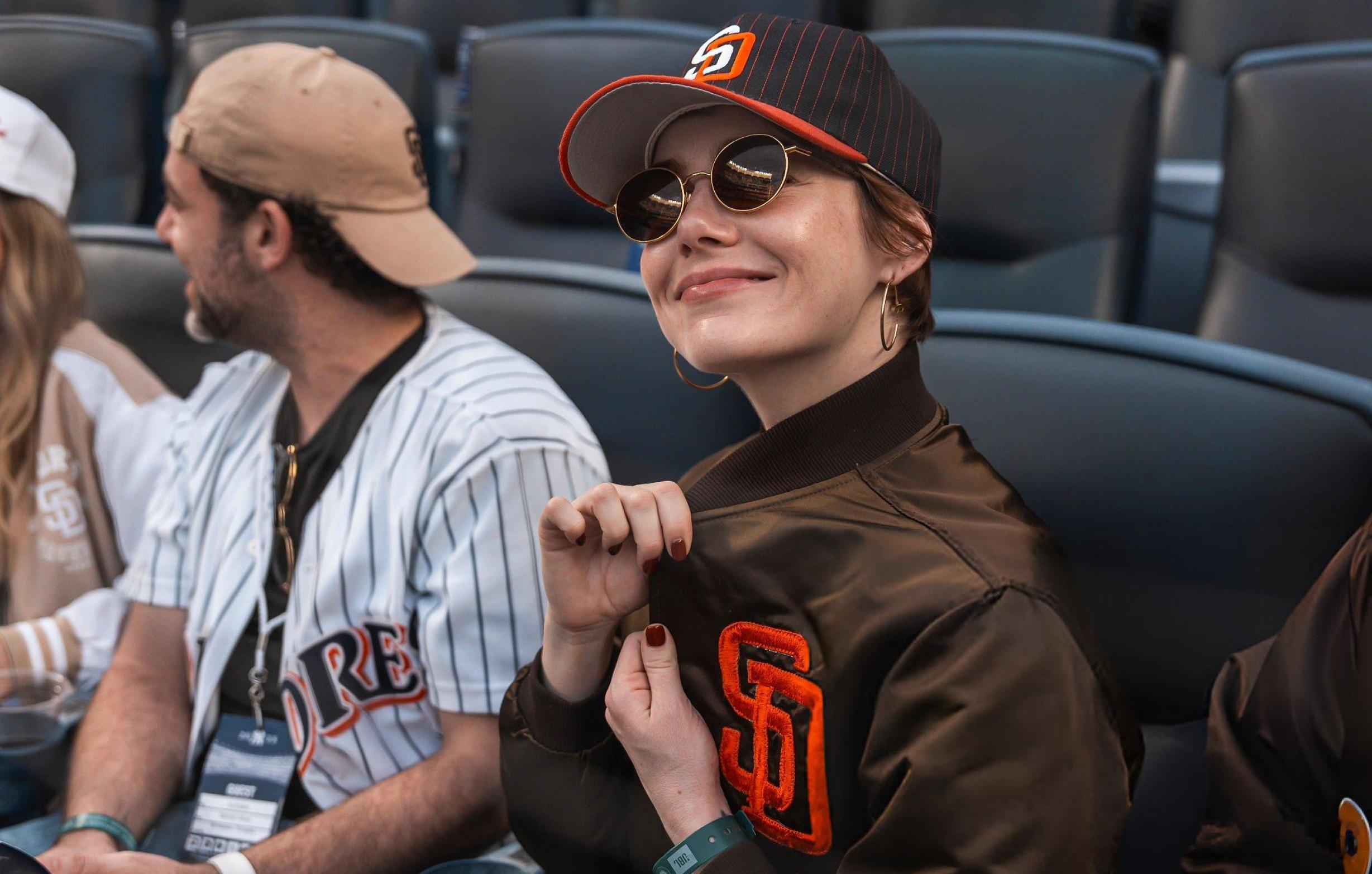 Emmastone艾玛斯通和老公DaveMcCary还有弟弟在纽约观看棒球