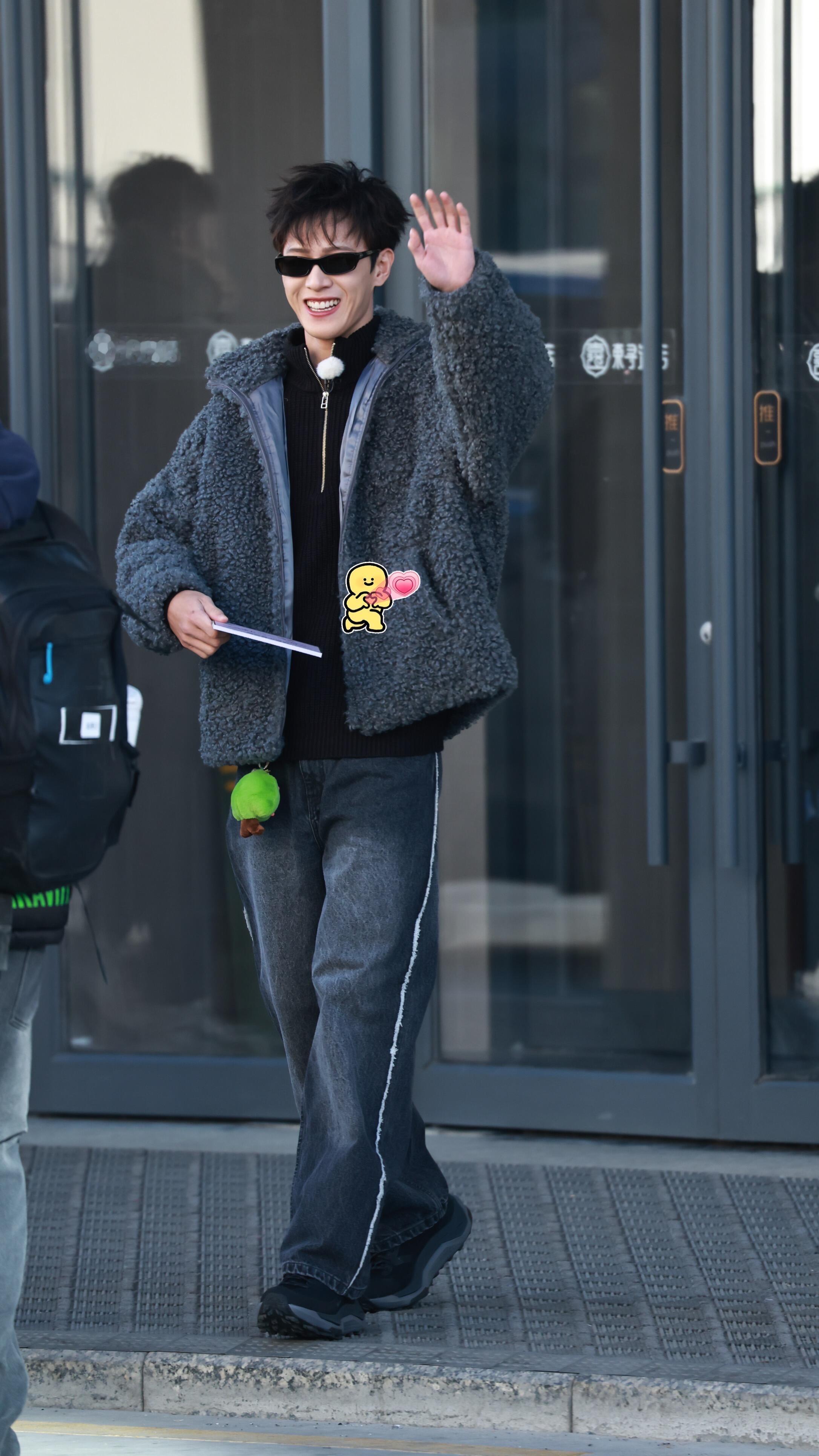 李昀锐奔跑吧第一天，小卷毛造型很开心，还带上小森林！