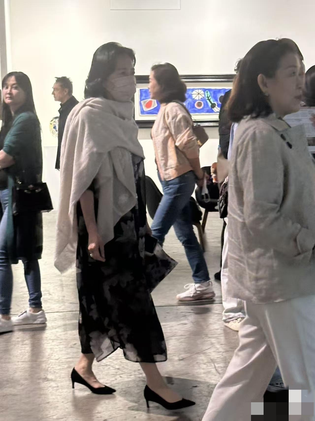 朱玲玲香港看展，68岁穿细跟高跟鞋气质很好。3月26日，中国香港的巴塞尔艺术
