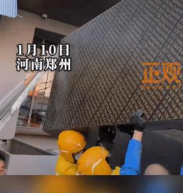 泪目！近日郑州街头，41名外卖小哥集体扔下餐箱，在狂风中，徒手抬起几吨重施工架，