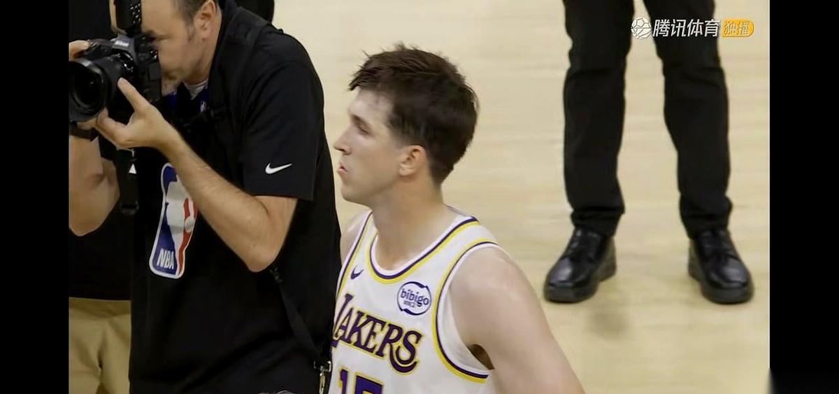 “他就像个孩子，迟早有一天他需要长大。”我听到这话，第一反应是，哟，这是公开“