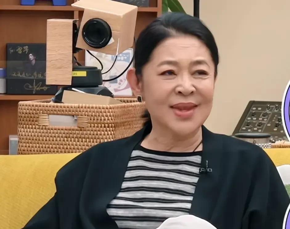 倪萍问杨子:“家里的经济大权是在你这吗？”杨子点点头。倪萍吓了一跳:“钱全在你
