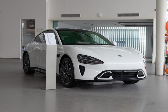 白色的小米SU7其实颜值也是非常抗打的作为一款中大型纯电车，小米SU7这款车自