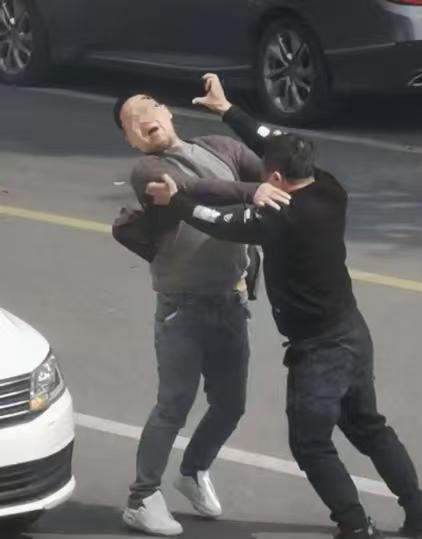 一名警官在普法时曾提醒大家，遇到争执时如果对方先动手，建议千万不要还手。只要坚持