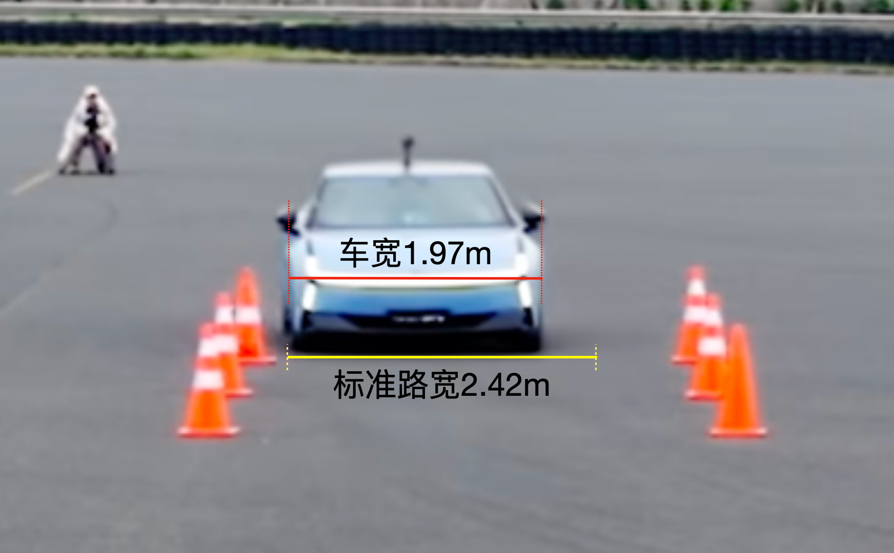 小鹏P7这麋鹿测试一眼假呀！去年时我就锤过腾势Z9gt的麋鹿测试，通过划线测量发