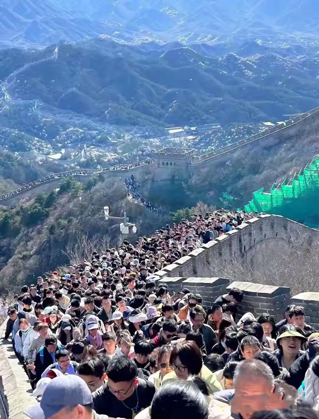 说实话，出去旅游就是花钱买罪受，如果你能够做到一边受着旅游的罪而内心依然快乐着，